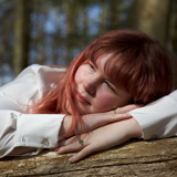 Thea med UD AF BOXEN